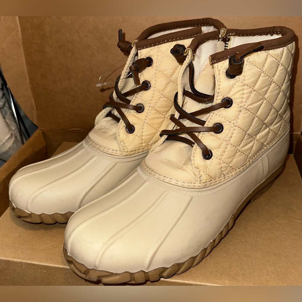 Women's Quilted Beige Boots, Size 8